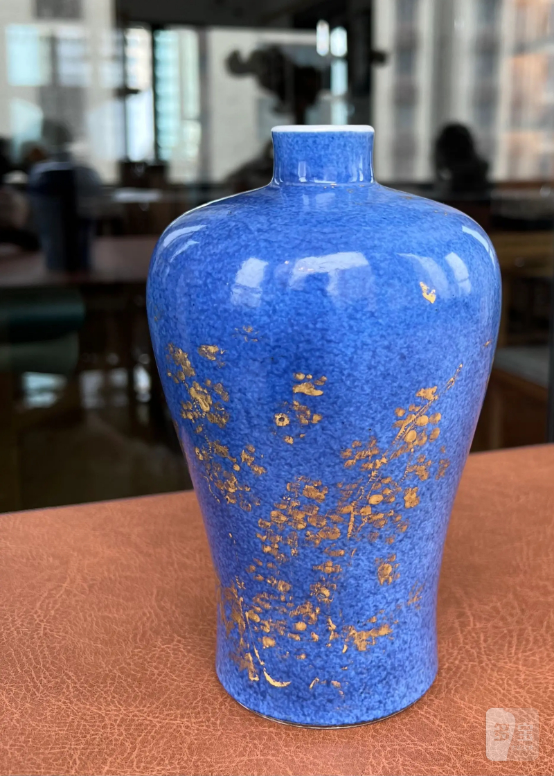 清康熙 洒蓝描金岁寒三友图梅瓶 - 图2